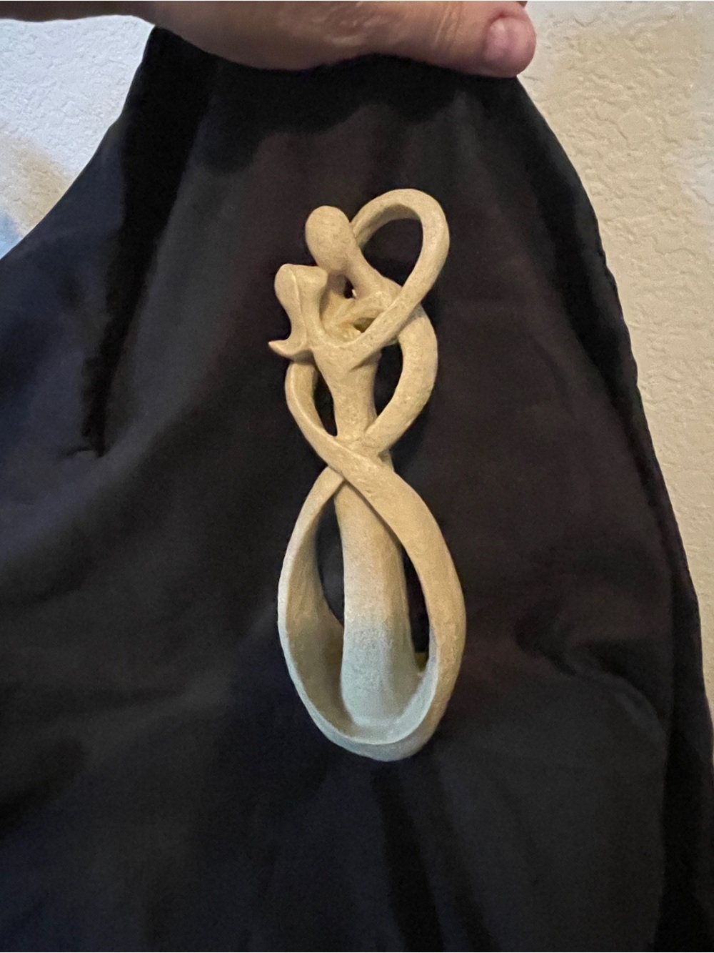 🦋Elegant Tan Abstract Sculpture
Sandstone or resin
Couple kissing. - Picture 9 of 12
